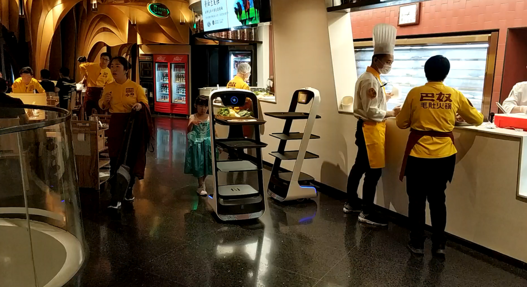 落户海底捞巴奴火锅普渡送餐机器人正在成为火锅业标配