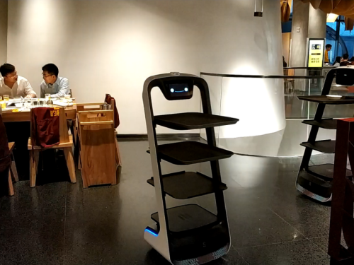 普渡送餐机器人正在成为火锅业标配