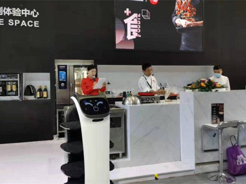 普渡商用机器人“贝拉“惊喜亮相世界食品(深圳)博览会