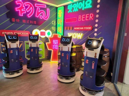 台湾最大餐饮集团“王品”导入普渡机器人，丰富客户用餐体验!