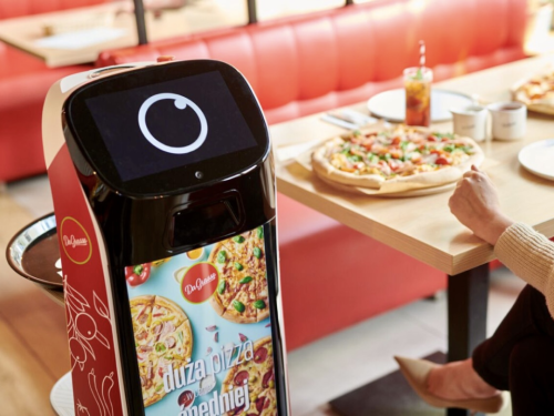 普渡配送迎宾机器人“葫芦”入驻波兰最大披萨品牌连锁店