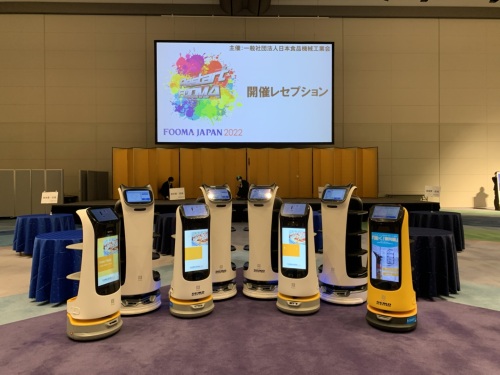 ８台のPudu Robotics製の配膳ロボが「FOOMA JAPAN 2022」の レセプションパーティーでウェイターとして活躍