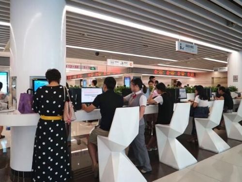 深圳首个5G智慧化行政服务大厅引入机器人欢乐送，一度引起人们热议！