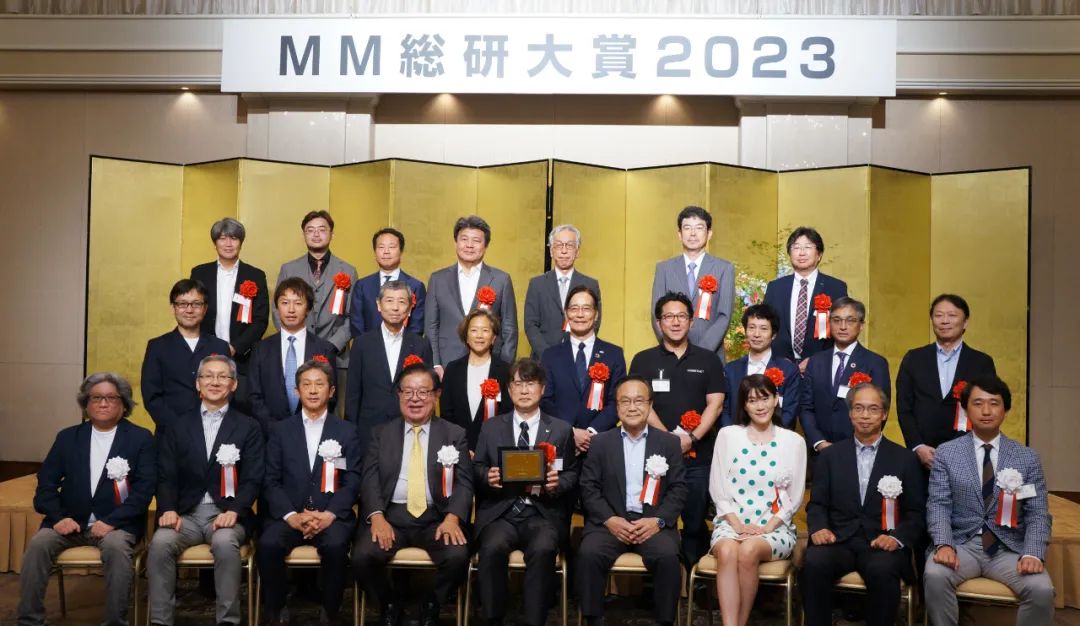 普渡机器人“贝拉”荣获MM研究院2023零售科技领域最高奖