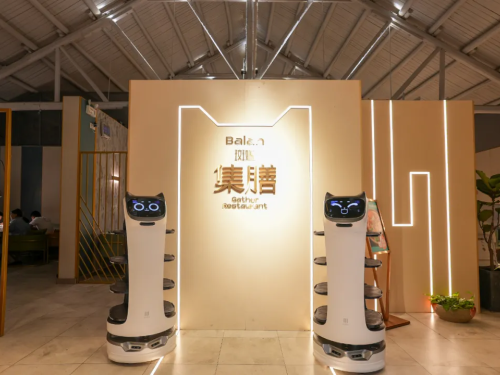 普渡机器人“贝拉”强势入驻集膳斑斓，助力餐厅服务智慧升级