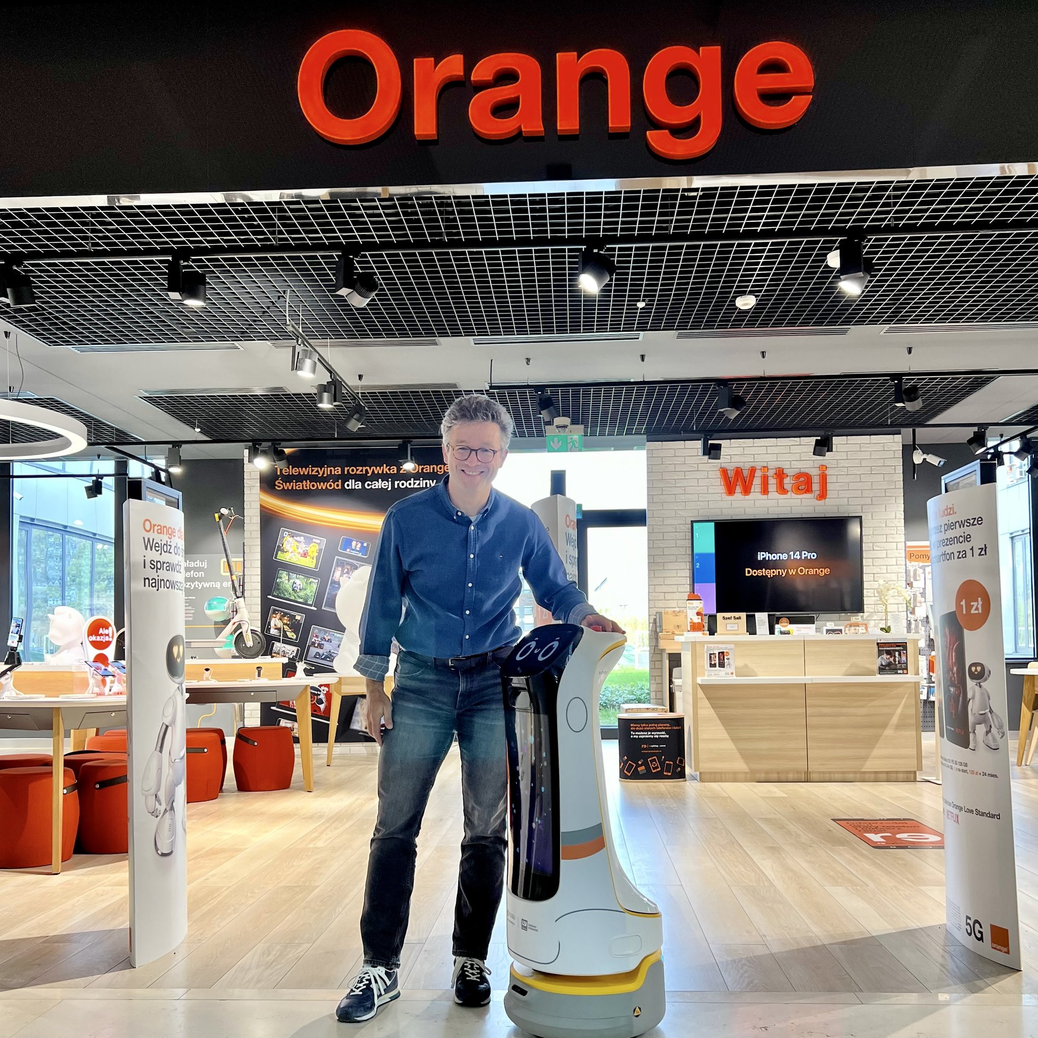 官宣!波兰Orange公司携手普渡机器人打造智慧营销
