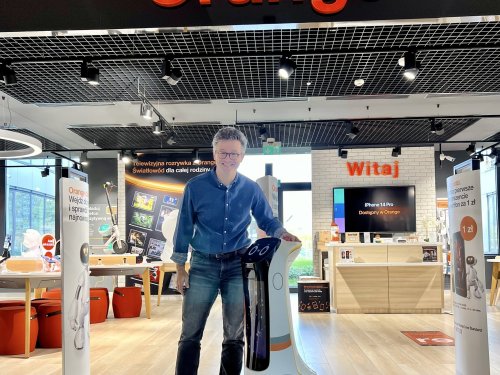 官宣!波兰Orange公司携手普渡机器人打造智慧营销