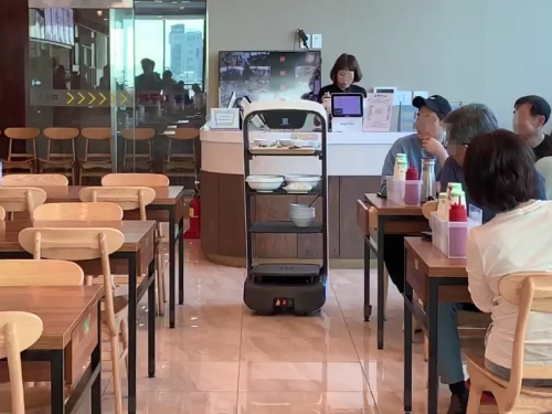 韩国束草的网红餐厅Muhguri 送餐任务交给了11台普渡服务机器人