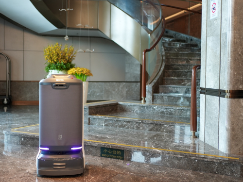 普渡机器人“闪电匣”与通力电梯合作，为智慧楼宇注入新能量